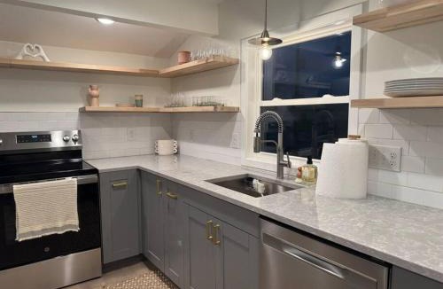 Bryant Pattengill West Apartment | New 2024-Renovated Modern Farmhouse - 4 Bed Top Floor Unit