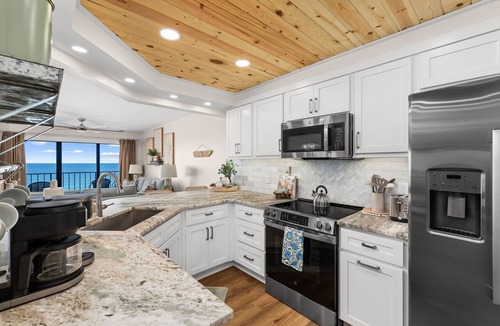 Holiday Beach Condo | NEW | Beachfront Luxury · Beach Setup Included 🌊