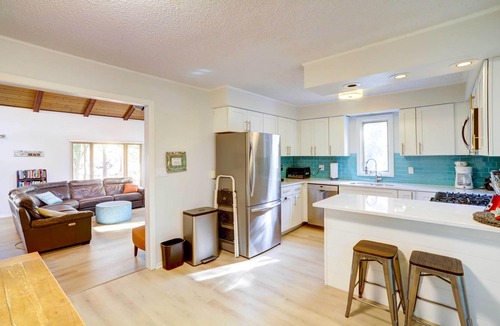 Michiana House | New Buffalo Retreat w/Private Beach Access! Sunroom, Hot Tub, Fire Pit, Grill!
