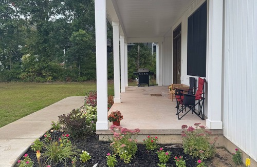Kendall House | New Construction 4-bedroom Modern Farmhouse house in charming Kalamazoo withWiFi