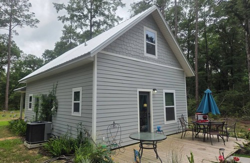 North West Florida Cottage | New cozy 1-bedroom cottage in quaint Vernon with AC, 30 min to Panama city beach
