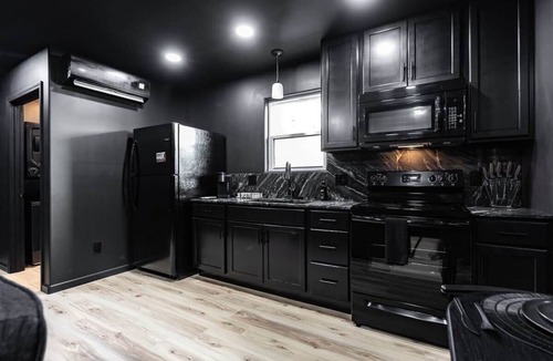 Bristol House | *NEW* Downtown* Hot Tub* Ping Pong
