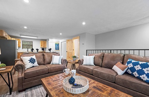 Caton House | NEW LISTING! 3bed/3bath-Newly Renovated-Near Dollywood-Affordable-Spacious