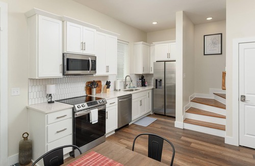 Chattanooga House | New - Lookout Views 2 Br/2BA Sleeps 8 next to OddStory Brewery! Pet friendly!