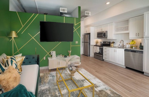 Sobro Condo | New luxurious - Upscale apt in downtown Nashville!
