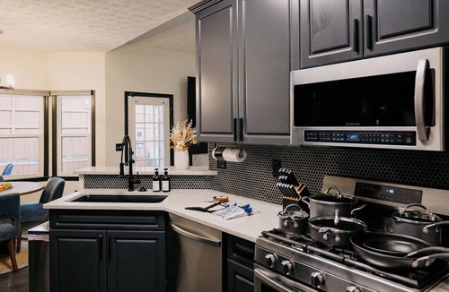 Town Center House | NEW Professional Designed, 5 min KSU, Hot tub, Fire pit, Grill, Game Room
