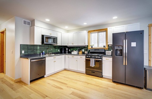 Alanson House | Oasis on 10 Acres, firepits, 15 mins to Harbor Springs, Petoskey, sleeps 14