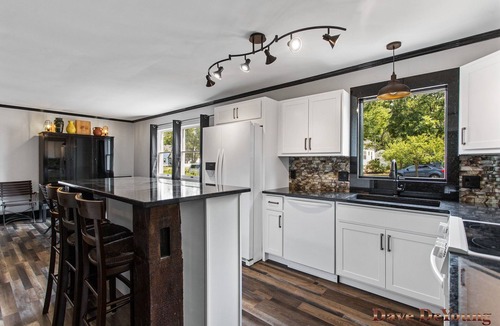 Holland House | On Tulip Lane! Walking distance to downtown shops, restaurants, and parks!