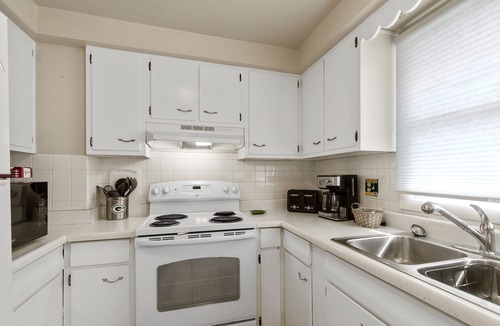 Green Bay House | Oneida St duplex 5 min walk to Lambeau 8 beds furnished full kitchen laundry