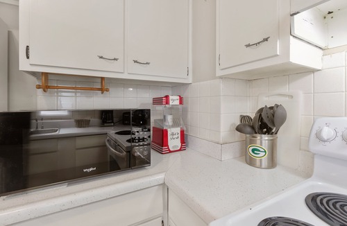 Green Bay House | Oneida St duplex 5 min walk to Lambeau 8 beds furnished full kitchen laundry