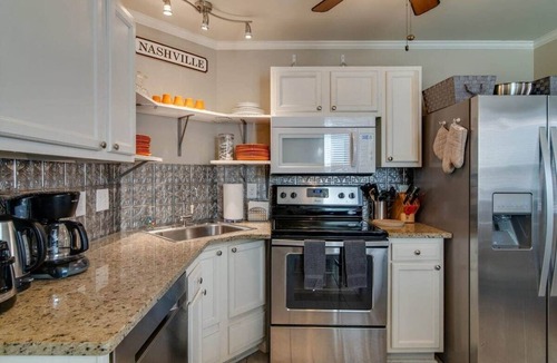 Greenwood House | ONLY 3 miles from Broadway! - Greenwood Getaway