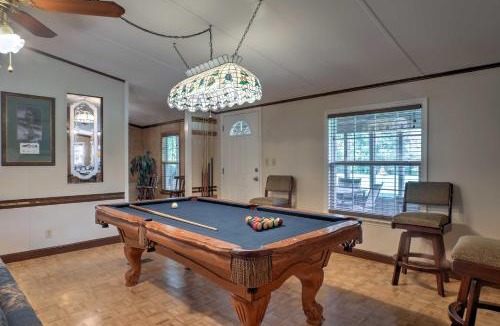 Ooltewah House | Ooltewah Cabin w/Grill, Pool Table & Porch!