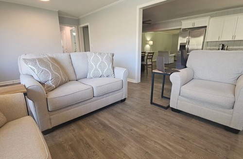 Dothan House | Open floor-plan - Large Covered Patio - Kitchen Island - 5 beds