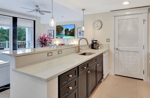 Miramar Beach Condo | Opulent Couples Retreat In Sandestin's Baytowne wharf