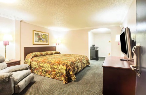 Huntsville Hotel | Outdoor Explorer Stay w/BBQ Facilities, Picnic Area & Convenient Free Parking