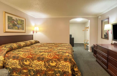 Huntsville Hotel | Outdoor Explorer Stay w/BBQ Facilities, Picnic Area & Convenient Free Parking