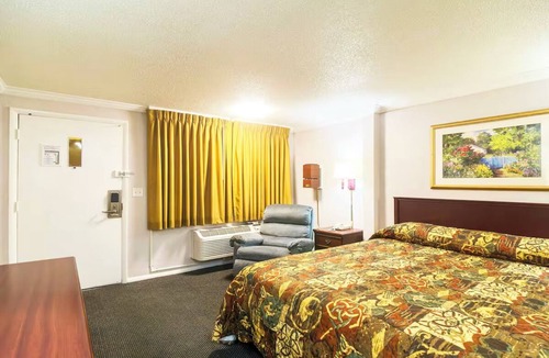 Huntsville Hotel | Outdoor Explorer Stay w/BBQ Facilities, Picnic Area & Convenient Free Parking