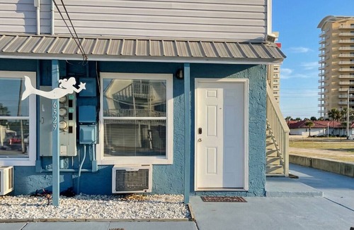 Holiday Beach Condo | PC Beach Retreat B | 0.5mi to Beach, Outdoor Showers, Shared Yard