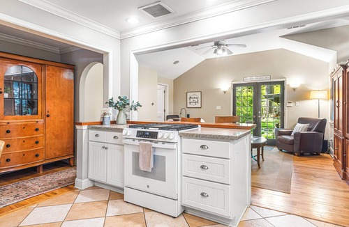 Decatur House | Peaceful 3-bedroom house with Outdoor Projector + Fire Pit in charming Decatur
