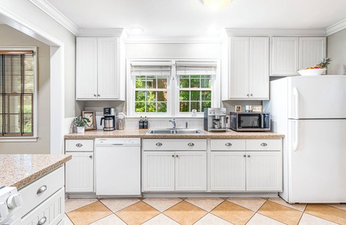 Decatur House | Peaceful 3-bedroom house with Outdoor Projector + Fire Pit in charming Decatur