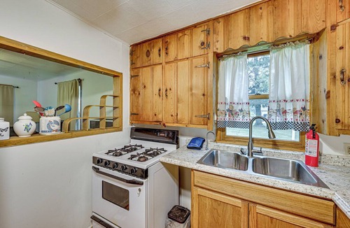 Hudson Lake Cottage | Peaceful Grams Lake Stay Near Notre Dame