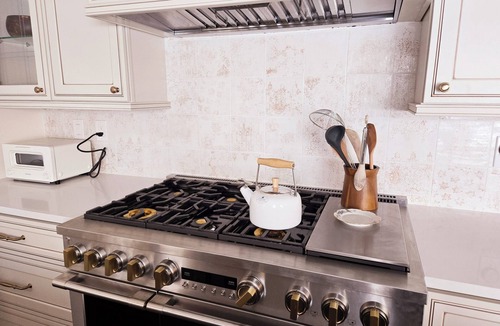 Bloomfield Hills House | Peaceful lake house. Finely renovated. Chef's kitchen. Near downtown birmingham.