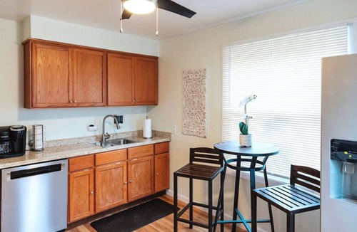 Clawson House | Peachtree/Royal Oak`s Sweet Spot/King Bed