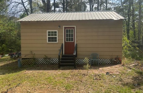 Selma Cabin | Perfect 1-bedroom lodge with AC in charming Selma just 2 miles from Paper Mill.