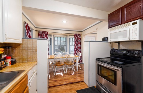 Detroit House | PERFECT FOR A LONG TIME STAY | 3 bdroom, sleeps 15 + dinning room