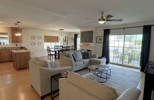 New Buffalo Condo | Perfect Location Condo Pools Walk to all Beach 1.5 blk