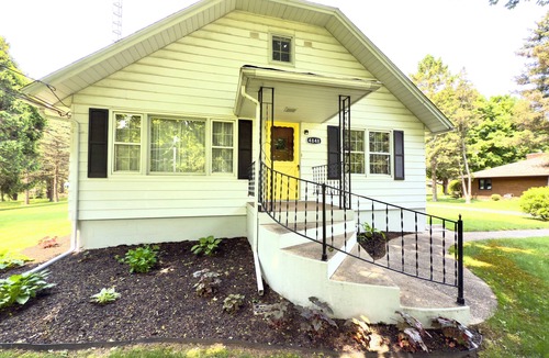 Saint Joseph House | Perfect Summer Getaway- 2 bed, large private yard, ravine lot, gameroom
