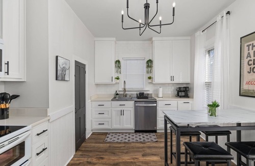East Florence House | Pet-Friendly 3BR Home Fast WiFi Smart TVs Yard & Parking Crews Welcome