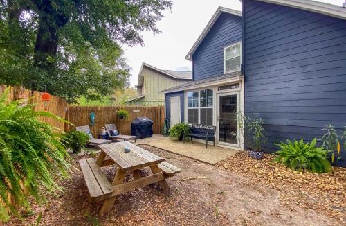 Northeast Pensacola House | Pet-Friendly A-Frame Retreat Near Dtwn + Beaches!