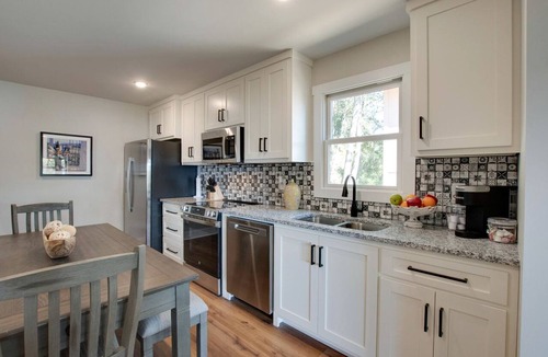 Groveoak Cabin | Pet-Friendly Cabin Ideal for Families with Jacuzzi and Lake Views in Alabama