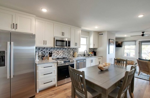 Groveoak Cabin | Pet-Friendly Cabin Ideal for Families with Jacuzzi and Lake Views in Alabama
