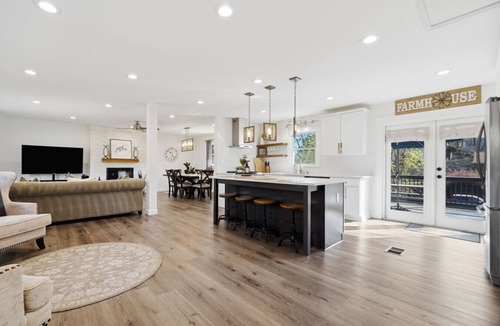 Woodstock House | Pet-Friendly King Bed 1mi to Downtown Woodstock