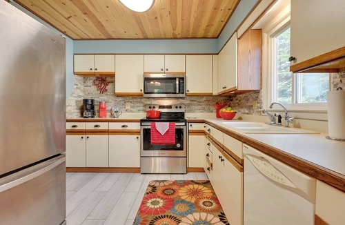 Owosso House | Pet-Friendly Michigan Escape w/Patio