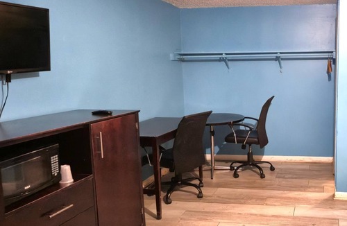 Cleveland Hotel | Pet-Friendly Room Perfect for Stopovers, Near Local Dining & Popular Landmarks