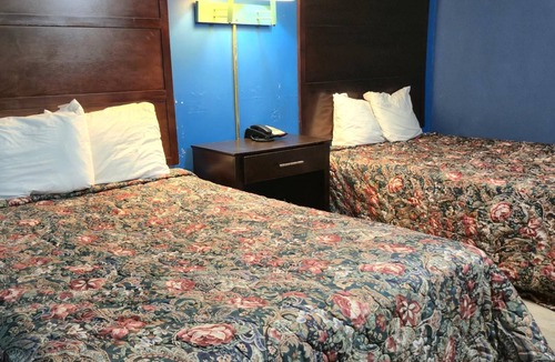 Cleveland Hotel | Pet-Friendly Room Perfect for Stopovers, Near Local Dining & Popular Landmarks