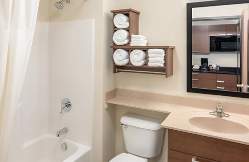 Wixom Hotel | Pet-Friendly Room w/Full Kitchen 1.4 Miles Away from Total Sports Complex