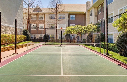 Livonia Hotel | Pet-Friendly Stay with Great Kitchen - Close to Malls & Downtown Northville