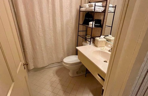 Jonesborough Bed & Breakfast | Peter Miller's Room The Historic Eureka Inn and Event Center