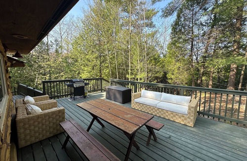 Tustin Cabin | Pine River Lodge - Hiking, Fishing, BBQ, AC, Wifi on over 40 acres