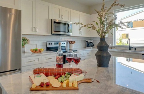 Whitebridge House | Pink Pearl 5629 & 5631–Near Broadway–Sleeps 16