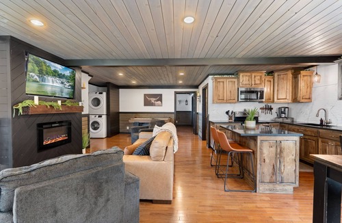 Bryant Cabin | Pool Lodge with amazing views!