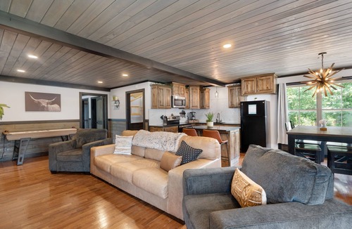 Bryant Cabin | Pool Lodge with amazing views!