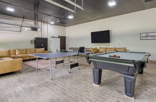 New Market House | Pool + Multiple Hot Tubs 4 Homes | 30 Min to Knoxville | Amber Escape