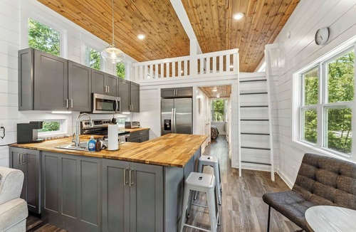 Menlo House | Pristine, Quaint Tiny Home! The Hemlock Hideaway