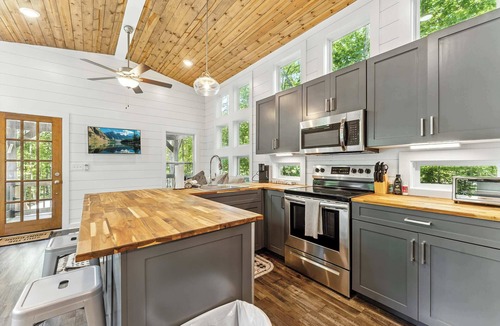 Menlo House | Pristine, Quaint Tiny Home! The Hemlock Hideaway