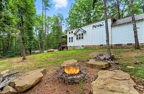 Menlo House | Pristine, Quaint Tiny Home! The Hemlock Hideaway